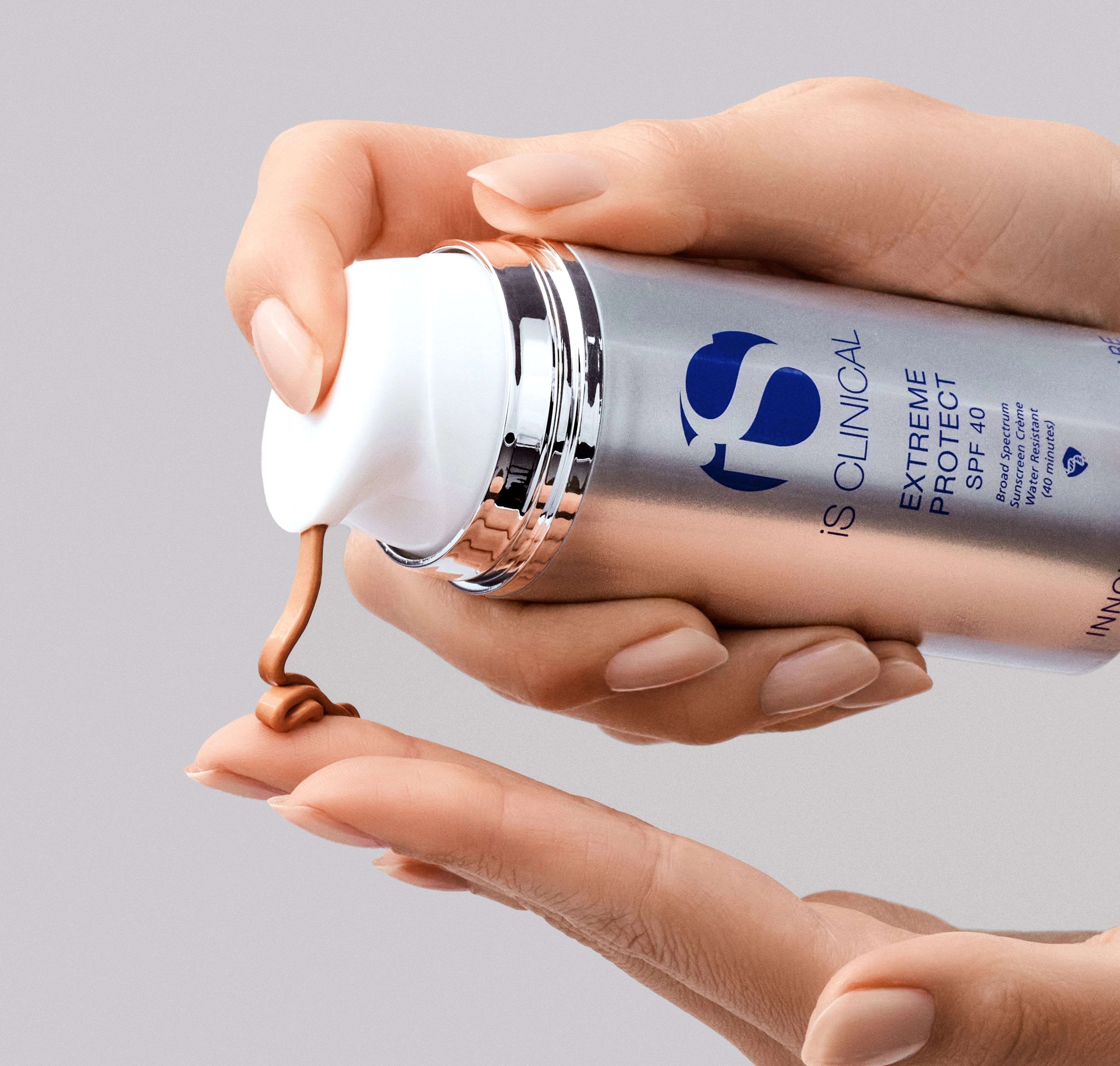 iS Clinical Extreme Protect SPF 40 Bronze swatch