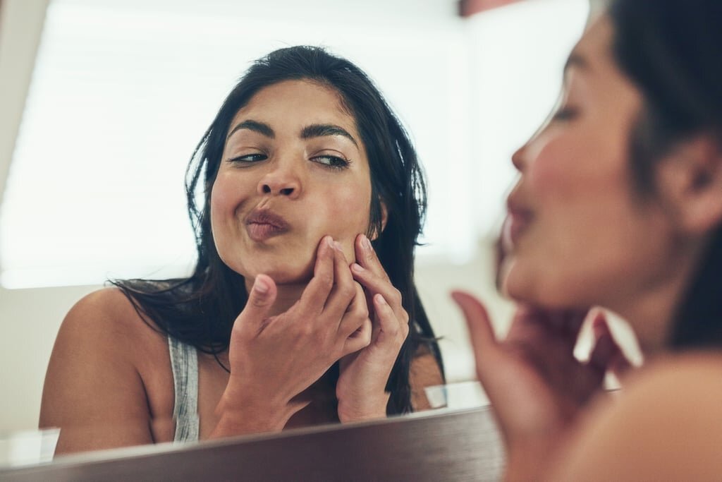 POPSUGAR: TEMPTED TO SQUEEZE THOSE BLACKHEADS? HERE'S HOW TO DO AT-HOME EXTRACTIONS SAFELY